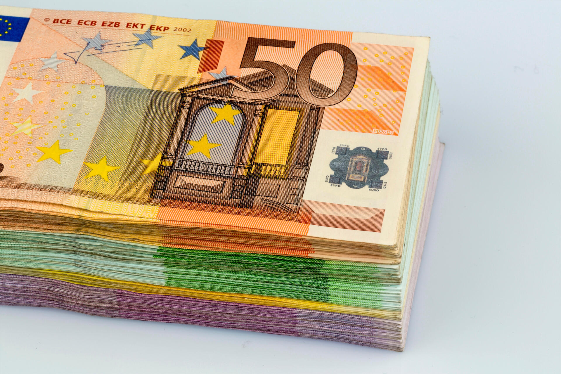 Verschiedene Geldscheine gestapelt